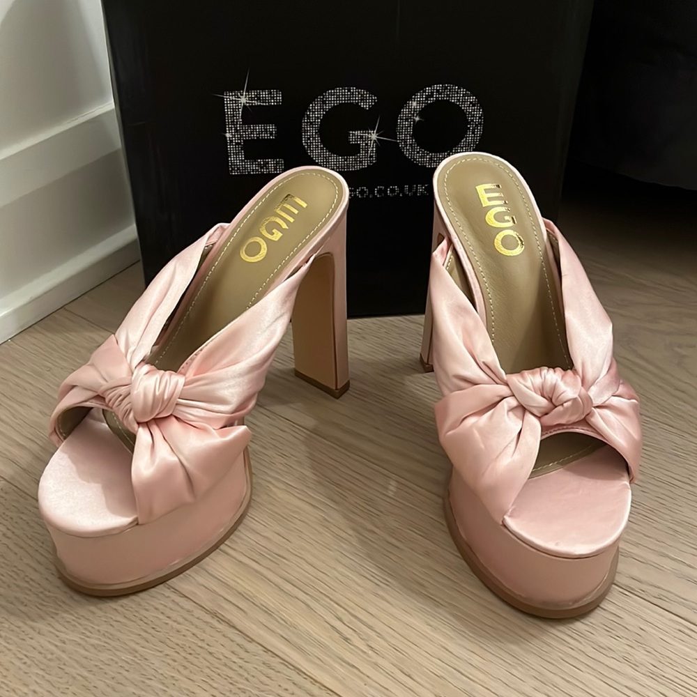 BRAND NEW - never worn! Pink knotted heels